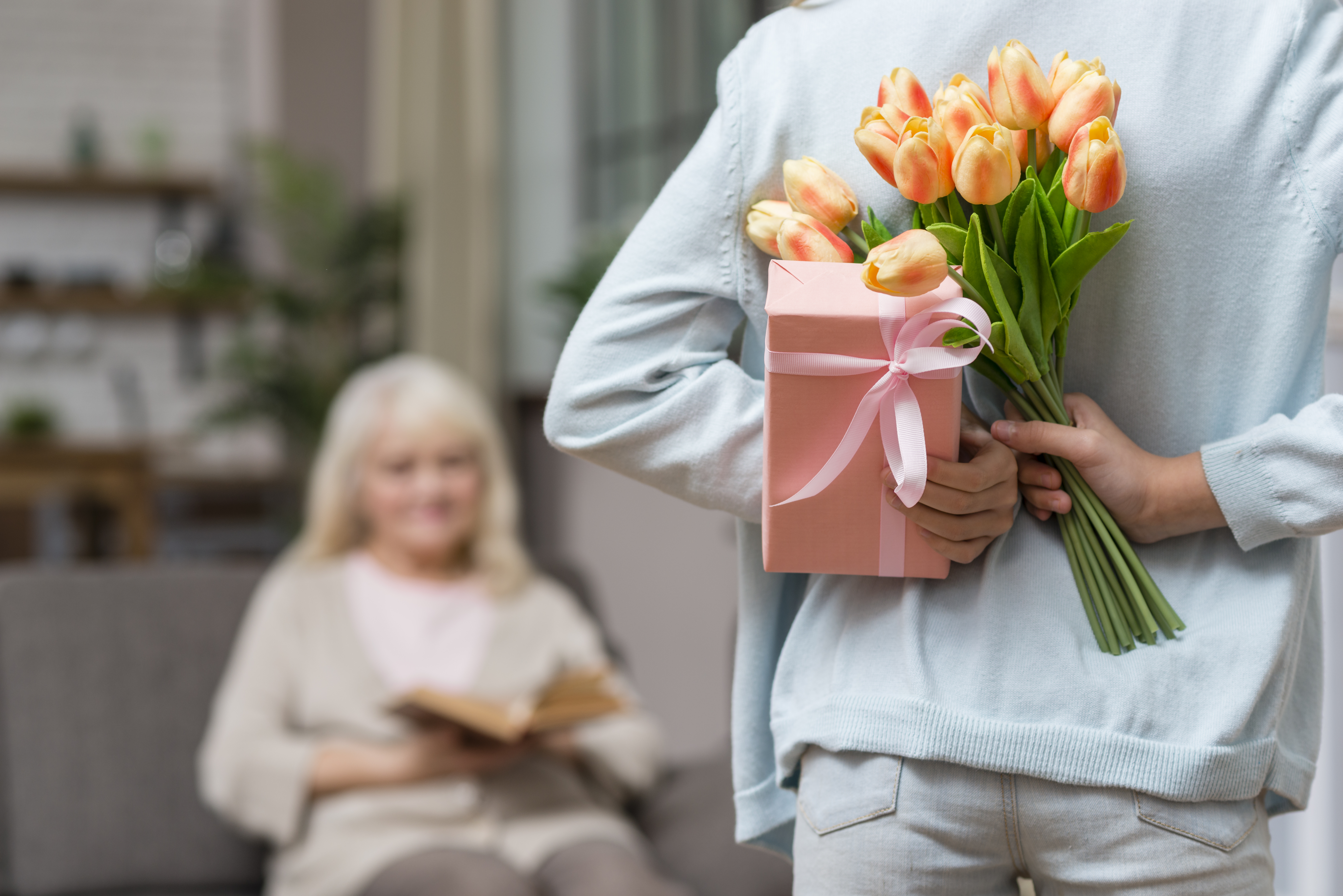 granddaughter-hiding-gift-from-her-grandmother